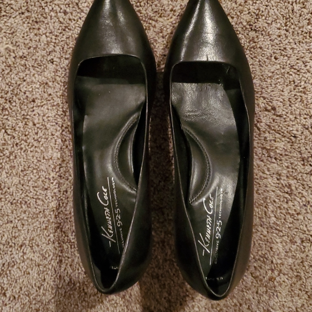 Black leather Kenneth Cole short heel shoes